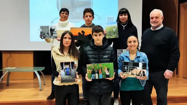 Los ganadores de las diferentes categorías junto a las autoridades comarcales.