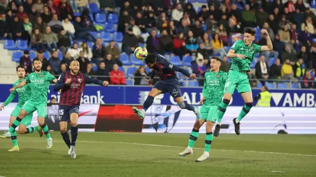 Florian Miguel cabecea el balón en la acción del primer tanto de la SD Huesca.