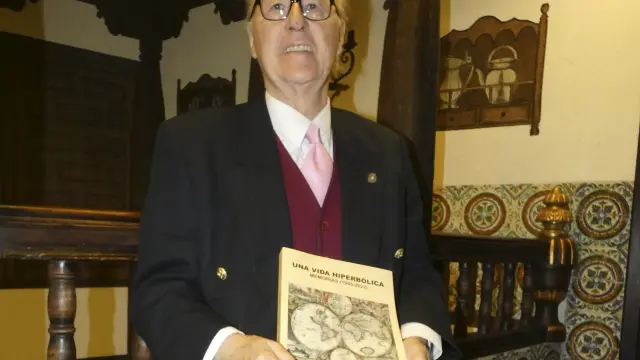 Joaquín Abós con su nuevo libro.