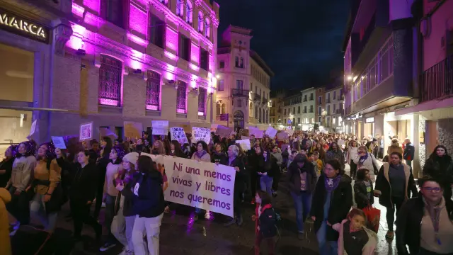 La manifestación a su paso por el Coso Alto de Huesca este miércoles.