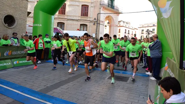 Inicio de la marcha-carrera solidaria ‘Huesca en forma por la igualdad’, en el marco de la XX edición de Tour Universo Huesca.