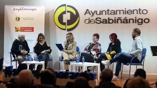 Miguel Mainar, Vicky Lafuente con Chus Sánchez, Pilara Piedrafita, Noelia Marcén y Christian Jiménez.