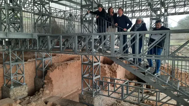 Autoridades y técnicos, durante la visita al yacimiento romano de Labitolosa.