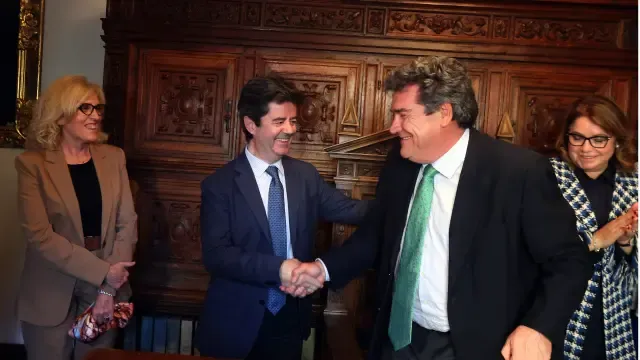 El alcalde Luis Felipe y el ministro José Luis Escrivá, este viernes, en el Ayuntamiento de Huesca.