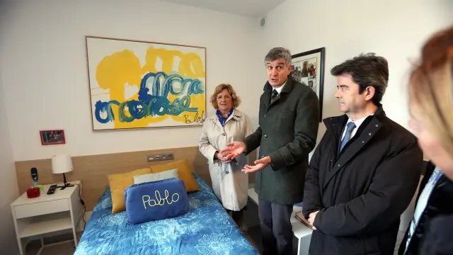 María Victoria Broto, Lorenzo Torrente y Luis Felipe, durante la visita a una de las viviendas.