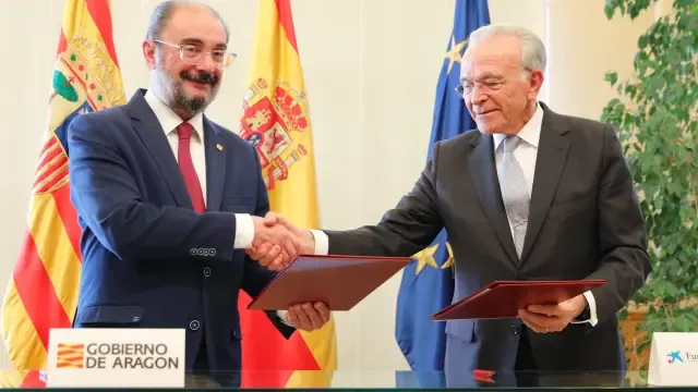 Javier Lambán e Isidro Fainé, este martes en la firma del convenio de colaboración.