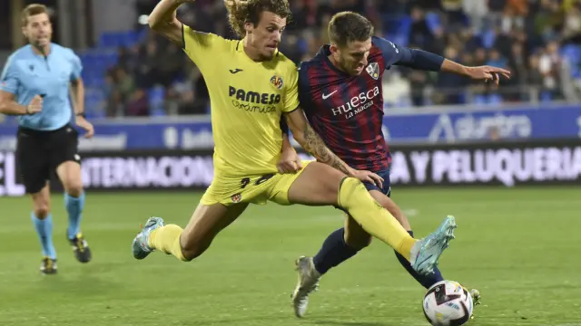 Gerard Valentín disputa un balón con un futbolista del Villarreal B en el partido de ida.