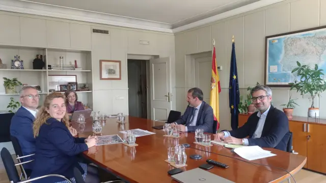 Reunión de la delegación del Ayuntamiento de Jaca con el Ministerio de Transportes, este miércoles en Madrid.