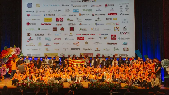 Empresas patrocinadoras junto a los estudiantes galardonados de las Aragón Skills