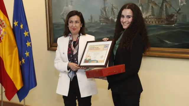 La ministra de Defensa, Margarita Robles, ha sido la encargada de entregar el galardón a la alumna ganadora, Claudia Mayoral.
