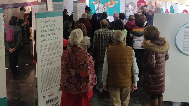 Visitantes en la exposición de los veinte años del Festival Espiello, en Boltaña.