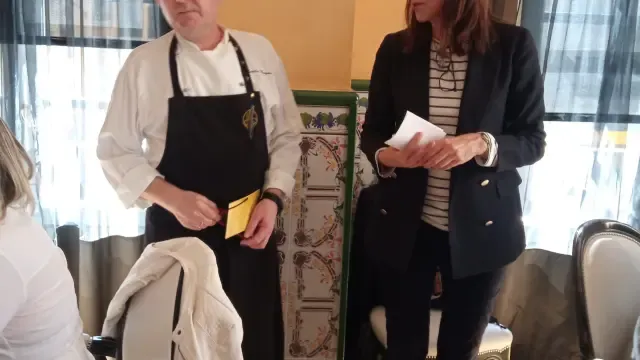 Alberto Noguero, chef que ha organizado las Jornadas del Bacalao, y Blanca Galindo.