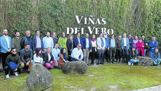 Representantes institucionales y vitivinícolas durante la reunión en la bodega Viñas del Vero.