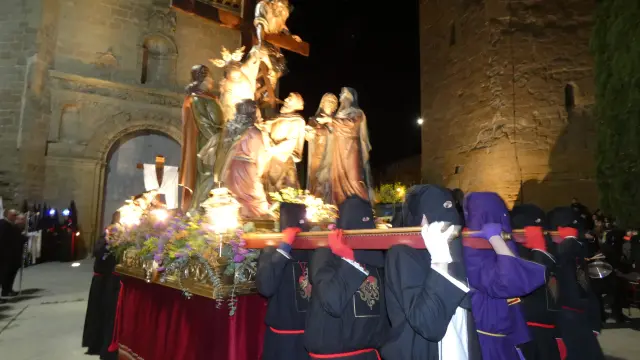 Paso del Descendimiento en la procesión del martes en Barbastro.