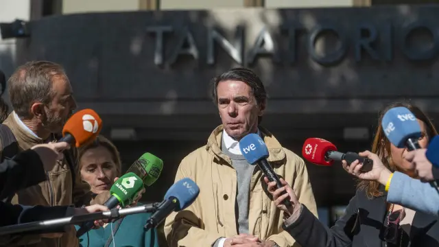 El expresidente del gobierno José María Aznar realiza declaraciones a su salida de la capilla ardiente.