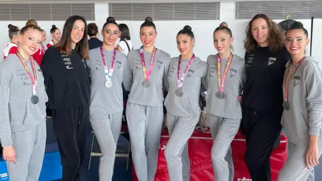 Inés Bergua (derecha) posa con la plata junto a sus compañeras y entrenadoras.