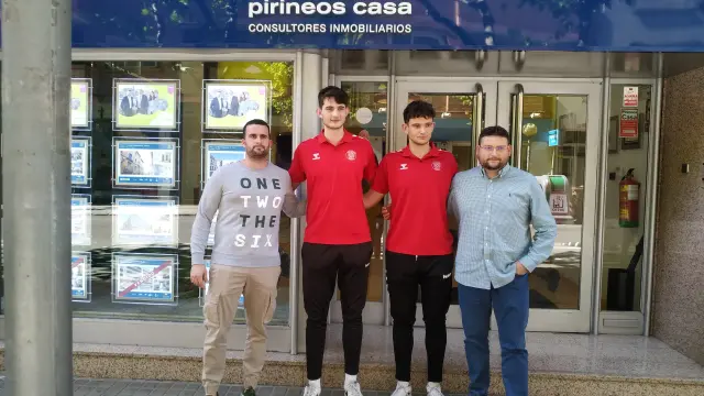 Lucas Calvo, Lorenzo Nasarre, Ángel Calvo y Javier Caudillo, delante de Pirineos Casa.