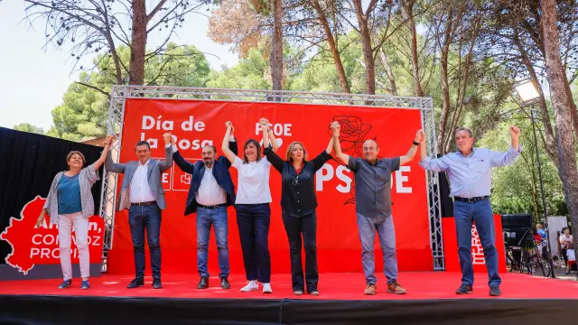 Representantes del PSOE aragonés este domingo en la celebración del Día de la Rosa.