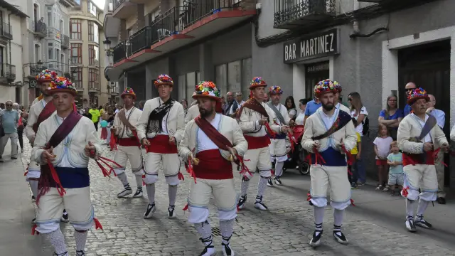 Los bailadores, actuando junto al monasterio de las Benitas, el día de San Juan (24 de junio), durante las fiestas de Jaca de 2022.