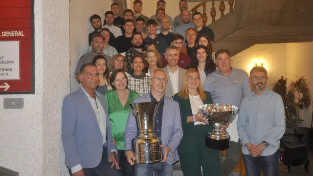 Foto de familia de los deportistas y las autoridades, con los trofeos de la Liga y la Copa del Rey de hockey sobre hielo.