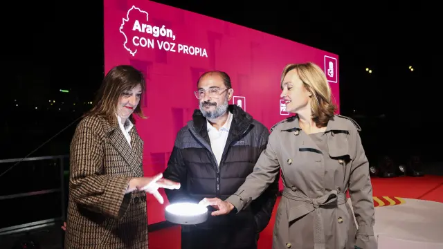 La ministra Pilar Alegría junto a los candidatos a la Presidencia del Gobierno de Aragón, Javier Lambán, y a la Alcaldía de Zaragoza, Lola Ranera.
