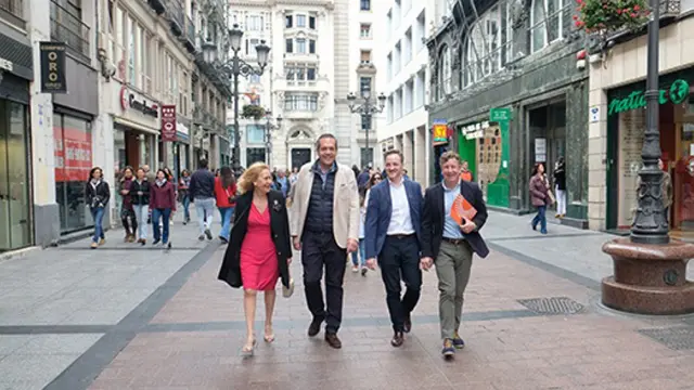 El candidato de Cs a la Presidencia del Gobierno de Aragón, Carlos Ortas, junto a otros miembros del partido en la calle Alfonso de Zaragoza.