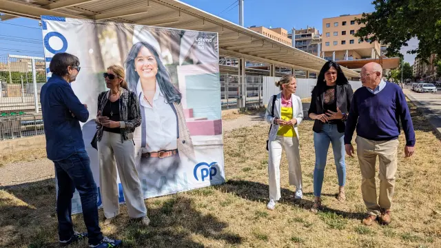 Lorena Orduna, segunda por la derecha, en el acto electoral del PP de este domingo.