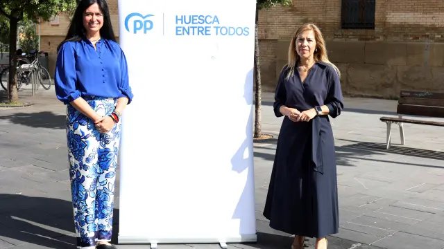 Lorena Orduna y Ana Alós, este martes en la plaza Universidad de Huesca.