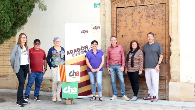 Representantes de Chunta Aragonesista en su visita a la antigua iglesia de Santa Rosa.