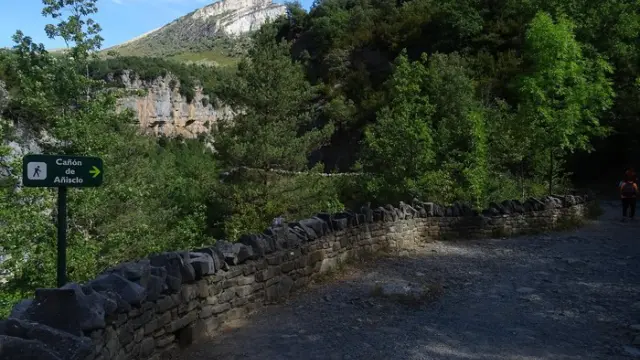 La ruta a la ermita de San Urbez desde el parking de La Tella es una de las más populares.