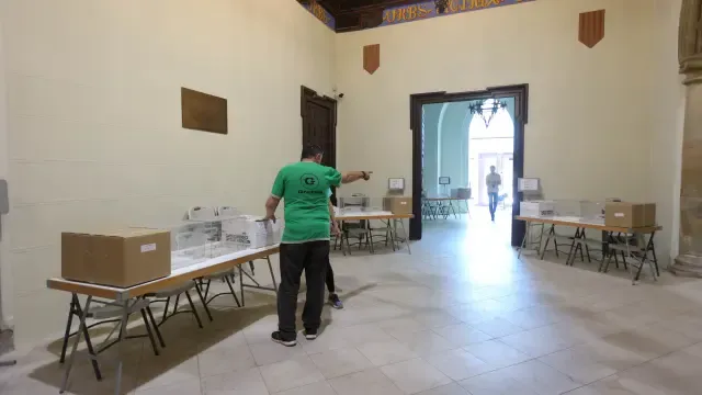 Los colegios electorales de la capital altoaragonesa se montaron el viernes por la tarde.