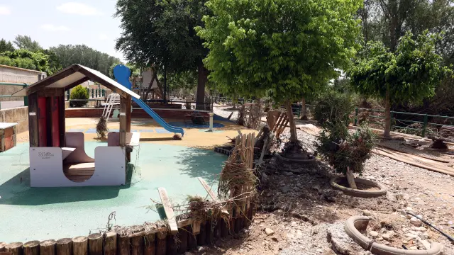 Parque infantil afectado por la crecida en Pomar de Cinca.