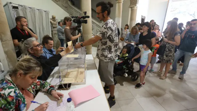 Imagen de votantes esperando para depositar su papeleta en una de las mesas electorales del Ayuntamiento.