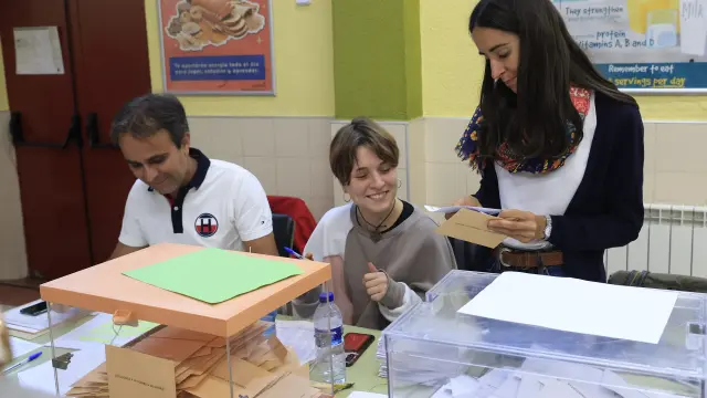 Los integrantes de una mesa electoral del colegio CEIP Ciudad de Roma proceden al recuento de votos, tras el cierre de su centro electoral este domingo en Madrid.