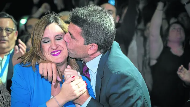 Carlos Mazón besa a la candidata del PPCV a la Alcaldía de Valencia, María José Catalá.