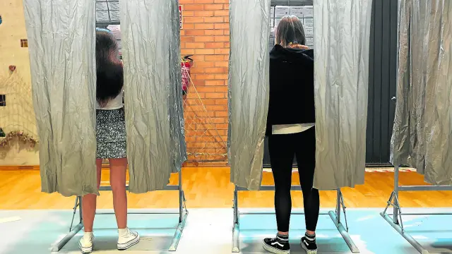 Votantes en el Colegio Pedro J Rubio.