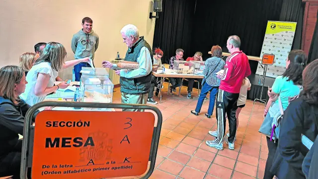 Electores ejercen su derecho al voto en las mesas electorales del colegio electoral del Club parroquial.