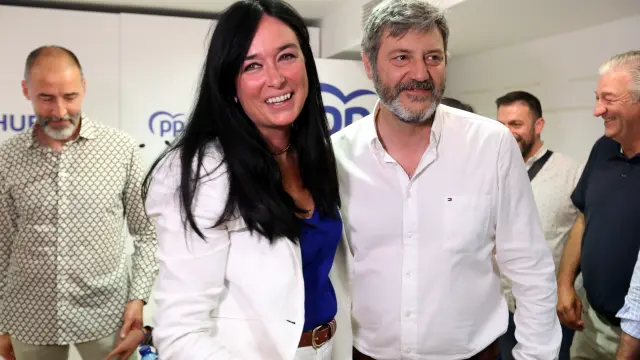 Lorena Orduna junto al presidente provincial del PP, Gerardo Oliván, ayer en la sede del partido en Huesca.