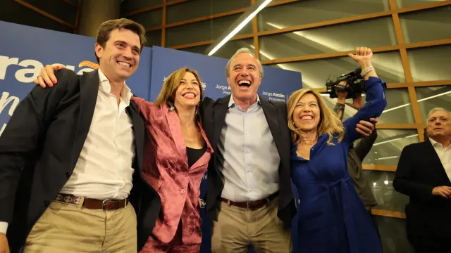 Natalia Chueca -segunda por la izquierda-, Jorge Azcón y Ana Alós celebran la victoria ‘popular’.