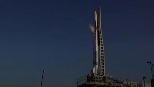 Cohete Miura 1 en la torre de lanzamiento.