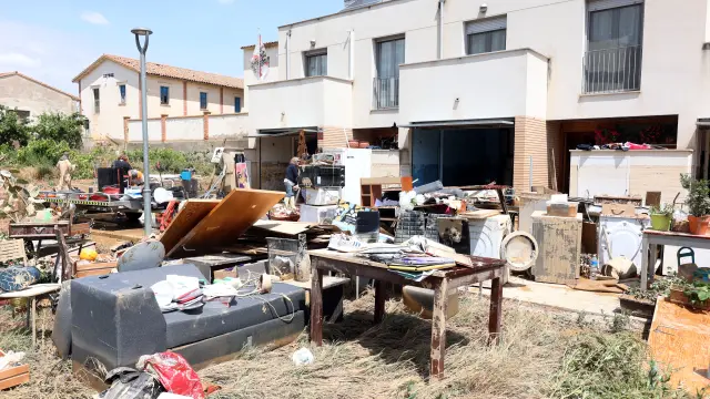 Las pertenencias de los vecinos de Pomar continúan en la calle, a la espera del Seguro