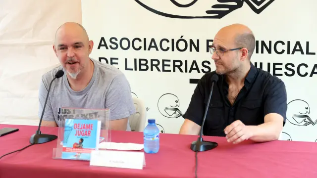 Nacho Gella, a la izquierda, en la presentación de su libro Déjame jugar.