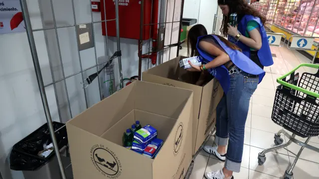 Voluntariado en las cajas de donación de los supermercados