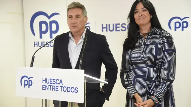 Ricardo Oliván y Lorena Orduna (PP) durante una rueda de prensa