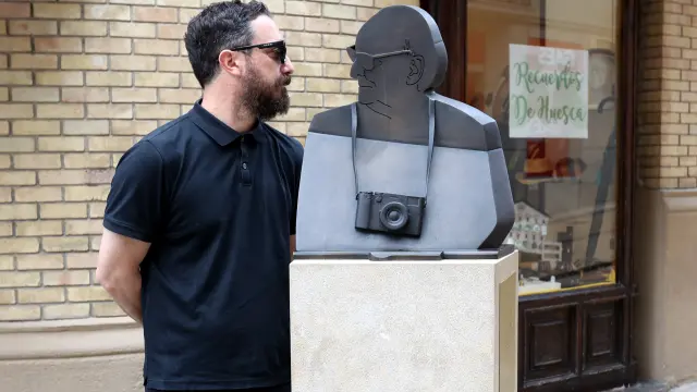 Pablo Larraín, mirando fijamente a la escultura de Carlos Saura.