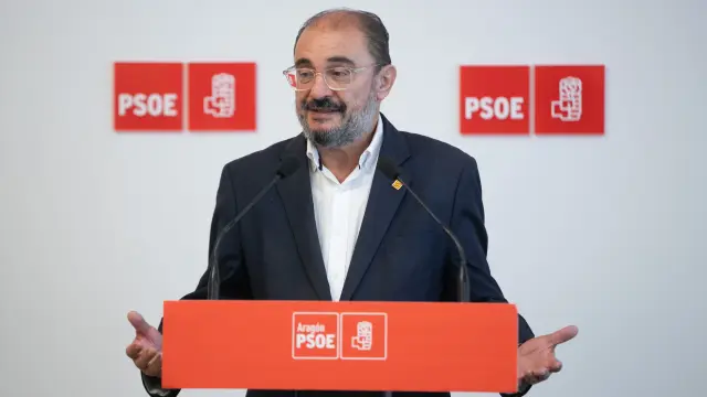 El presidente en funciones de Aragón y secretario general del PSOE, Javier Lambán, en una rueda de prensa en la sede del partido en Zaragoza.