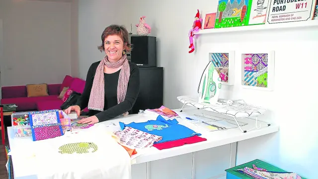 Ana Ibáñez muestra alguno de sus productos en su taller.