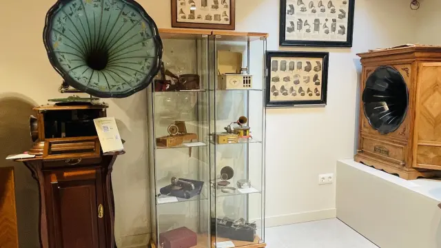 El Museo ofrece un recorrido por la evolución del sonido y de los aparatos de reproducción, desde el siglo XVIII hasta mediados del XX.