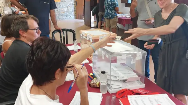 Votación en un colegio electoral de Aínsa.
