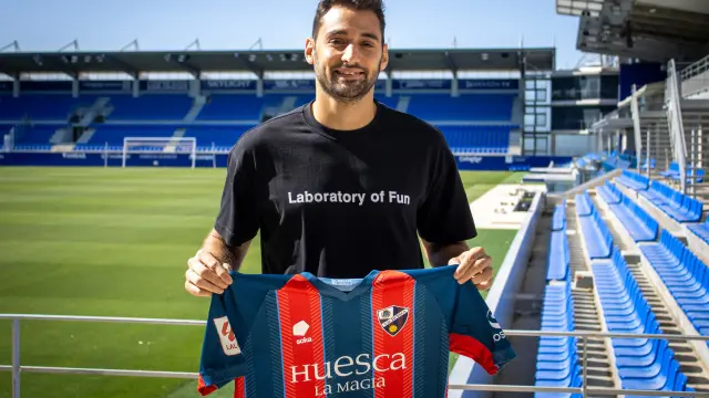 Iván Martos posa en El Alcoraz con la camiseta de la SD Huesca.